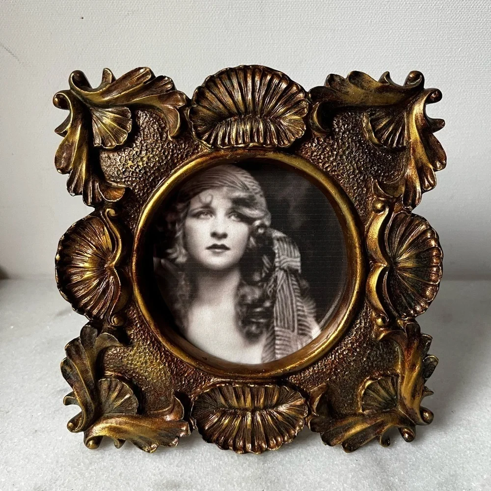 Vintage Small Picture Frame Ornate gold Photo Frame round opening for 3.5”x3.5…